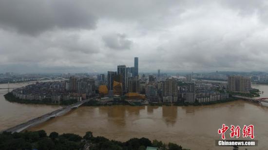 7月3日，因受連日暴雨影響，廣西柳江河柳州段出現(xiàn)超警戒水位。洪水導致沿江低洼地帶被淹，柳州呈現(xiàn)洪水圍城的情景，城市在洪水中如同孤島。當天4時50分許，柳江柳州水文站出現(xiàn)85.56米左右的洪峰水位(警戒水位82.5米)。連日來廣西多地遭遇大到暴雨襲擊，強降雨造成部分河流超警戒水位。 王以照 攝