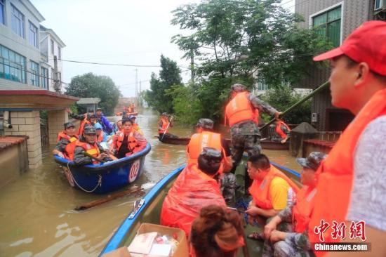 6月26日，受持續(xù)暴雨影響，浙江蘭溪汛情嚴重，浙江省紹興軍分區(qū)迅速集結越城區(qū)柯橋區(qū)諸暨市應急分隊，跨區(qū)救援蘭溪。<a target='_blank' href='http://www.chinanews.com/'>中新社</a>發(fā) 夏先龍 攝