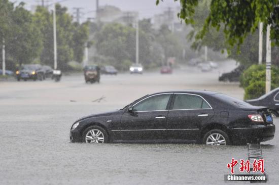 6月13日，廣東惠州惠東縣新平大道上，汽車在積水中拋錨。受今年2號(hào)臺(tái)風(fēng)“苗柏”影響，惠州市區(qū)和大亞灣、惠陽、惠東縣出現(xiàn)內(nèi)澇。<a target='_blank' href='http://www.chinanews.com/'>中新社</a>記者 陳驥旻 攝