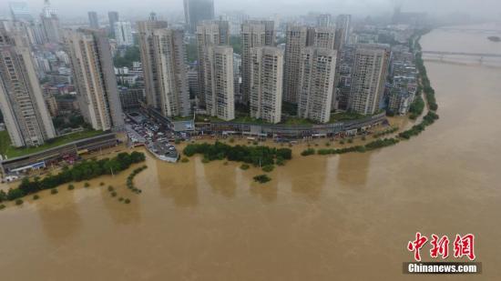 7月3日，因受連日暴雨影響，廣西柳江河柳州段出現(xiàn)超警戒水位。圖為被水淹的柳州市濱江東路。 王以照 攝