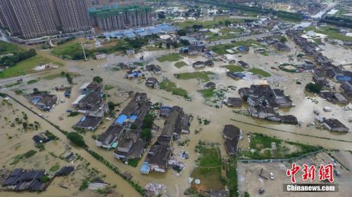 7月4日，因連續(xù)強(qiáng)降雨和長時(shí)間高水位浸泡，長沙瀏陽河竹沙橋泵站出現(xiàn)一處險(xiǎn)情，河水倒溢。楊華峰 攝