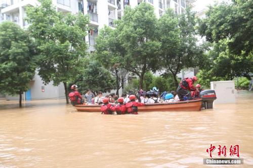 7月3日，廣西桂林市旅游學(xué)院宿舍樓發(fā)生內(nèi)澇，學(xué)校近5000名學(xué)生因聚集在宿舍復(fù)習(xí)被困。<a target='_blank' href='http://www.chinanews.com/'>中新社</a>記者 王洋洋 攝 