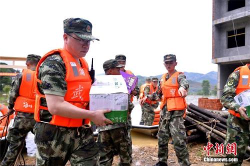 7月2日，武警黃石支隊(duì)官兵為湖北黃石市陽新縣富河水庫下游的龍港鎮(zhèn)星潭村受災(zāi)民眾送去100件礦泉水和100箱方便面。 莊文偉 攝