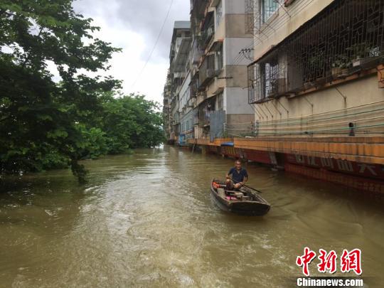 廣東民眾淡定迎接特大暴雨：水漫腳邊照跳廣場舞