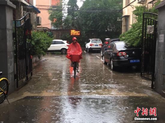 資料圖：6月23日清晨，北京降雨持續(xù)，并出現(xiàn)了短時大雨。 <a target='_blank' href='http://www.chinanews.com/' >中新網(wǎng)</a>記者 富宇 攝