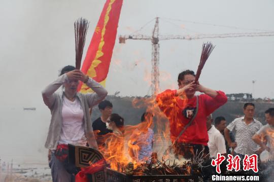 當(dāng)?shù)厝嗽诂F(xiàn)場(chǎng)祭拜海神，用古老傳統(tǒng)習(xí)俗祈福?！埼髦?攝