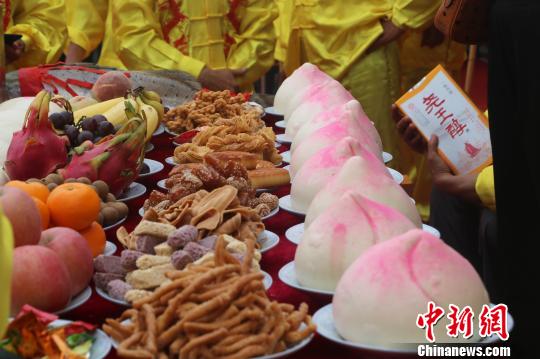 “神飯宴”拉開帷幕。當?shù)財?shù)十家餐館在半小時內(nèi)做出特色美食。　張西竹 攝