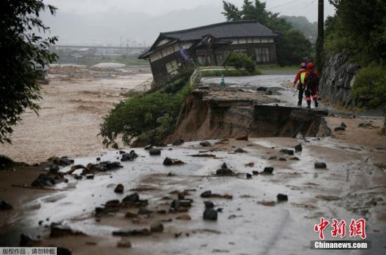 至當?shù)貢r間8日，暴雨已造成16人死亡，此外仍有10多人下落不明。