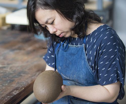 7月6日，來(lái)自臺(tái)灣的藝術(shù)家王怡惠正為自己的作品塑形。