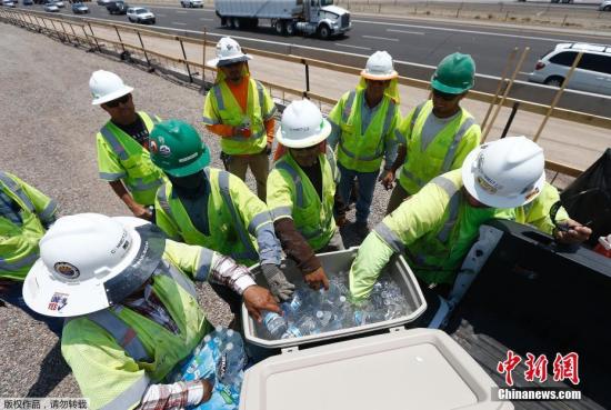 鳳凰城的路政工人們?nèi)”禍?。上一次美?guó)最炎熱的7月是在1936年，平均氣溫是華氏77.4華氏度。