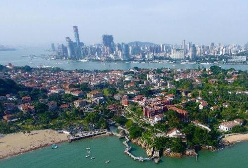 空中俯瞰，鼓浪嶼歷史風(fēng)貌建筑與鷺江海峽對(duì)岸的現(xiàn)代建筑遙相輝映