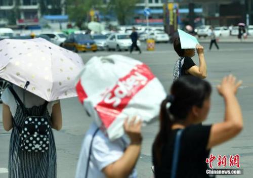 7月11日，河北石家莊民眾高溫中出行。該省氣象臺(tái)發(fā)布高溫紅色預(yù)警信號(hào)，受強(qiáng)暖氣團(tuán)影響，預(yù)計(jì)當(dāng)日下午，部分地區(qū)最高氣溫可達(dá)37-39℃，局地超過(guò)40℃。 <a target='_blank' href='http://www.chinanews.com/'>中新社</a>記者 翟羽佳 攝