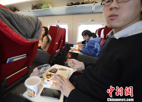 圖為G801次列車一等座席的乘客在品嘗列車提供的餐食。<a target='_blank' href='http://www.chinanews.com/' _fcksavedurl='http://www.chinanews.com/'></table>中新社</a>發(fā) 侯宇 攝