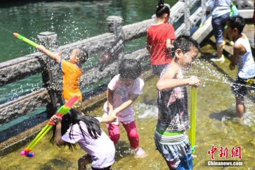 7月11日，幾名兒童在山東濟(jì)南“清泉石上流”池中戲水納涼。山東近日持續(xù)高溫，多地發(fā)布橙色高溫預(yù)警，局部地區(qū)氣溫達(dá)到39℃。<a target='_blank' href='http://www.chinanews.com/'>中新社</a>記者 張勇 攝