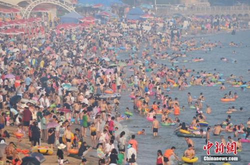 2017年7月12日，青島市第一海水浴場日迎數(shù)萬游客前來避暑納涼。<a target='_blank' href='http://www.chinanews.com/'>中新社</a>發(fā) 王海濱 攝 圖片來源：CNSPHOTO