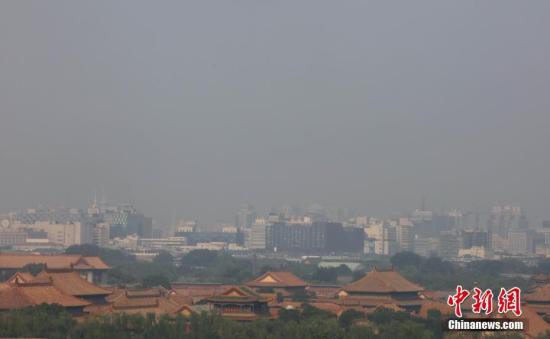 7月13日，高溫、高濕度空氣籠罩下的北京城區(qū)依舊處在高溫黃色預(yù)警中，當(dāng)日預(yù)報最高氣溫為36℃。 <a target='_blank' href='http://www.chinanews.com/'>中新社</a>記者 楊可佳 攝