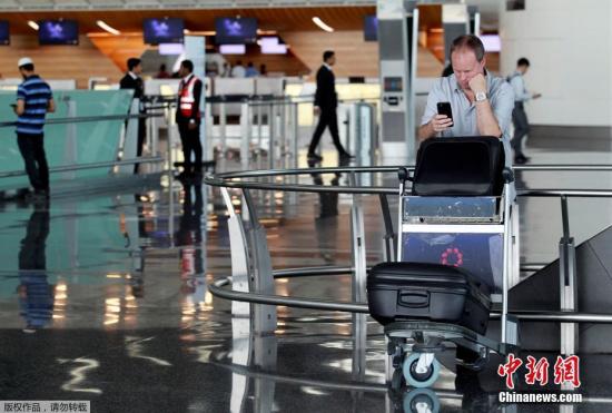 此前，阿聯(lián)酋航空、埃及航空等相繼暫停往返卡塔爾首都多哈的航班，沙特等國甚至禁止卡塔爾航空班機越過領(lǐng)空，令中東航空樞紐多哈的哈馬德國際機場陷入混亂。