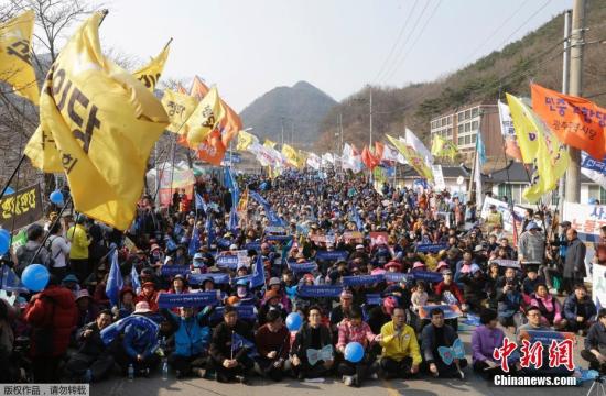 當(dāng)?shù)貢r間2017年3月18日，韓國星州郡，民眾集會抗議，要求取消部署“薩德”。