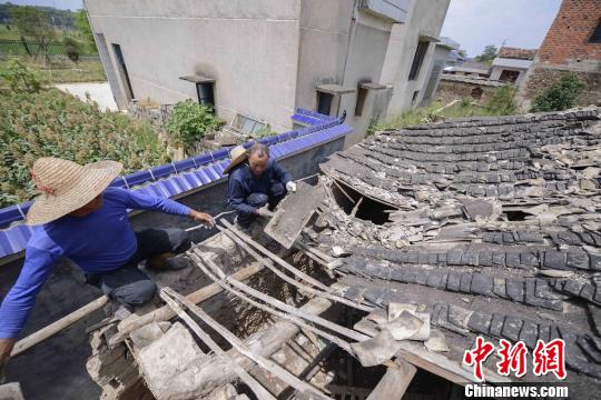 壩塘鎮(zhèn)村民為貧困獨(dú)居戶楊斌修復(fù)重建損毀房屋?！钊A峰 攝