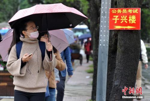 資料圖：2016年11月27日，11月27日，福州一公務(wù)員招考筆試考點，考生在尋找考場。張斌 攝 