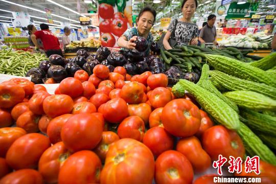 資料圖：山西太原民眾在超市選購(gòu)蔬菜。　張?jiān)?攝