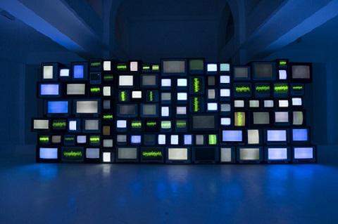 蘇珊·席勒，《Channels》， 2013，有聲視頻裝置，尺寸可變。圖片由Oh Dancy拍攝。? Susan Hiller；圖片由里森畫廊提供