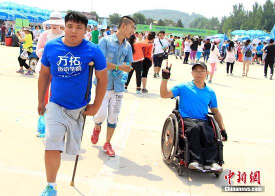 6月18日，由石家莊市體育局“全城熱練”全民健身品牌重點(diǎn)打造的精品賽事“2016石家莊(正定)國(guó)際徒步大會(huì)”，在河北正定滹沱河風(fēng)景區(qū)舉行。隨著“徒步走”成為世界性的時(shí)尚健康運(yùn)動(dòng)，越來(lái)越多的民眾參與其中。本屆徒步大會(huì)吸引了萬(wàn)余名愛好者參與，線路貫穿石家莊市滹沱河綠色生態(tài)長(zhǎng)廊，主會(huì)場(chǎng)和起點(diǎn)在冀之光廣場(chǎng)，共設(shè)立了三條徒步線路：休閑組(10公里)、健身組(20公里)、明星組(30公里)，是繼石家莊(正定)馬拉松之后推出的又一張城市名片。圖為“王者歸來(lái)”獨(dú)腿徒步者完成10公里路段。 韓冰 攝