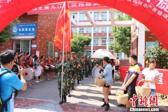 7月17日，江西九江群眾夾道相送武警官兵凱旋。　鐘欣 攝