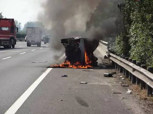 車輛側(cè)翻冒煙 路過司機路過后救了一家七口