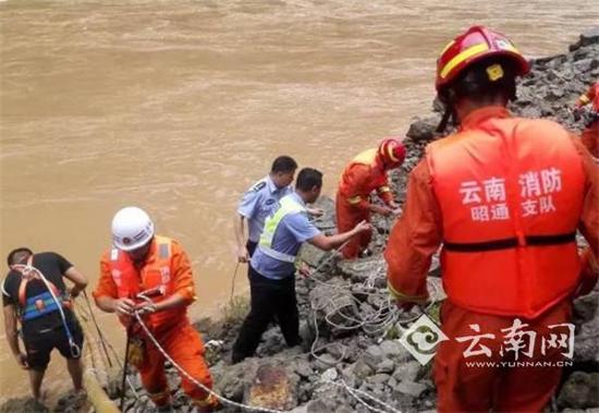 男子開車刷朋友圈 墜入10米深河中溺亡