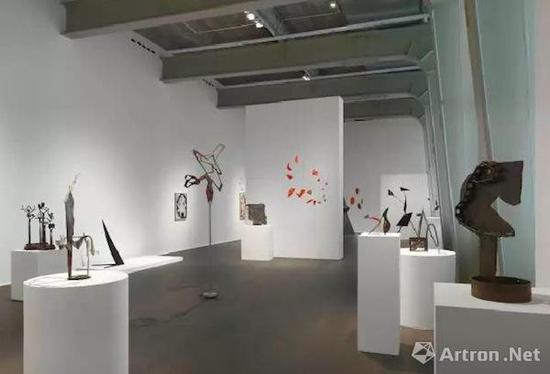 豪瑟沃斯蘇黎世展覽‘亞歷山大·考爾德 / 大衛(wèi)·史密斯’（Alexander Calder / David Smith）現(xiàn)場(chǎng)圖。? 考爾德基金會(huì)，紐約 / 2017 ProLitteris，蘇黎世，大衛(wèi)·史密斯藝術(shù)資產(chǎn)，圖片：大衛(wèi)·史密斯藝術(shù)資產(chǎn)，考爾德基金會(huì)，豪瑟沃斯