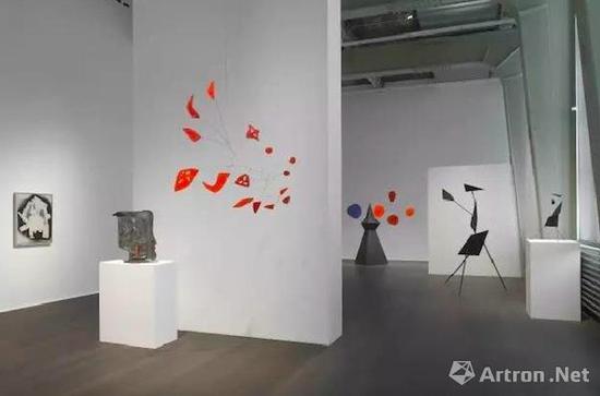 豪瑟沃斯蘇黎世展覽‘亞歷山大·考爾德 / 大衛(wèi)·史密斯’（Alexander Calder / David Smith）現(xiàn)場(chǎng)圖。? 考爾德基金會(huì)，紐約 / 2017 ProLitteris，蘇黎世，大衛(wèi)·史密斯藝術(shù)資產(chǎn)，圖片：大衛(wèi)·史密斯藝術(shù)資產(chǎn)，考爾德基金會(huì)，豪瑟沃斯