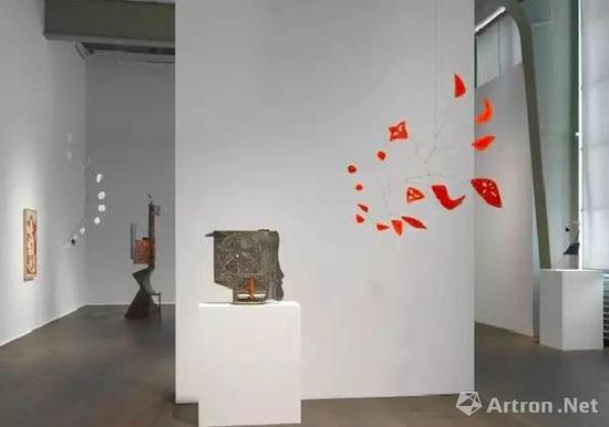 豪瑟沃斯蘇黎世展覽‘亞歷山大·考爾德 / 大衛(wèi)·史密斯’（Alexander Calder / David Smith）現(xiàn)場(chǎng)圖。? 考爾德基金會(huì)，紐約 / 2017 ProLitteris，蘇黎世，大衛(wèi)·史密斯藝術(shù)資產(chǎn)，圖片：大衛(wèi)·史密斯藝術(shù)資產(chǎn)，考爾德基金會(huì)，豪瑟沃斯