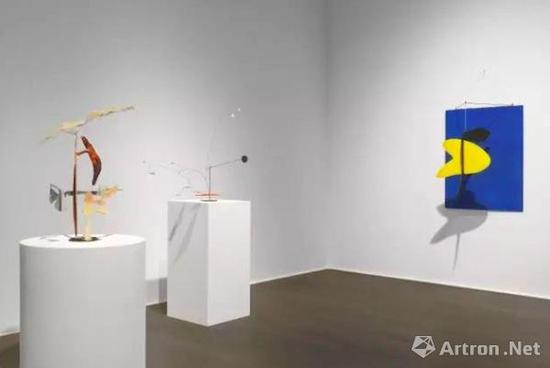 豪瑟沃斯蘇黎世展覽‘亞歷山大·考爾德 / 大衛(wèi)·史密斯’（Alexander Calder / David Smith）現(xiàn)場(chǎng)圖。? 考爾德基金會(huì)，紐約 / 2017 ProLitteris，蘇黎世，大衛(wèi)·史密斯藝術(shù)資產(chǎn)，圖片：大衛(wèi)·史密斯藝術(shù)資產(chǎn)，考爾德基金會(huì)，豪瑟沃斯