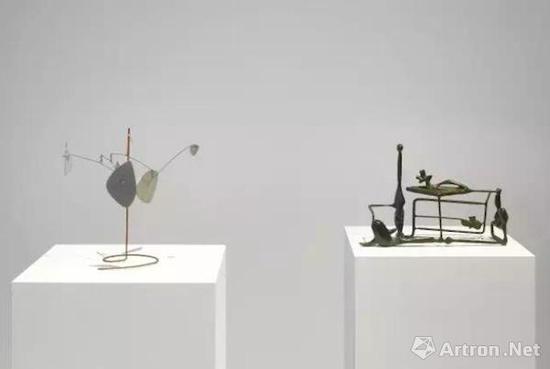 豪瑟沃斯蘇黎世展覽‘亞歷山大·考爾德 / 大衛(wèi)·史密斯’（Alexander Calder / David Smith）現(xiàn)場(chǎng)圖。? 考爾德基金會(huì)，紐約 / 2017 ProLitteris，蘇黎世，大衛(wèi)·史密斯藝術(shù)資產(chǎn)，圖片：大衛(wèi)·史密斯藝術(shù)資產(chǎn)，考爾德基金會(huì)，豪瑟沃斯