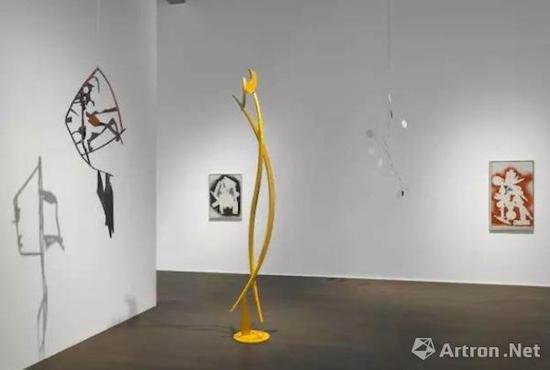 豪瑟沃斯蘇黎世展覽‘亞歷山大·考爾德 / 大衛(wèi)·史密斯’（Alexander Calder / David Smith）現(xiàn)場(chǎng)圖。? 考爾德基金會(huì)，紐約 / 2017 ProLitteris，蘇黎世，大衛(wèi)·史密斯藝術(shù)資產(chǎn)，圖片：大衛(wèi)·史密斯藝術(shù)資產(chǎn)，考爾德基金會(huì)，豪瑟沃斯