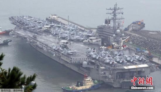 資料圖：美國尼米茲級核動力航空母艦“羅納德-里根號”(CVN-76)駛?cè)腠n國海軍釜山基地。