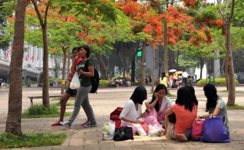 資料圖片：在香港維多利亞公園休息的菲傭。新華社記者 陳曉偉 攝