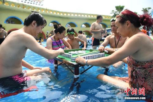 資料圖：2017年8月2日，重慶洋人街一水上樂園舉行夏季消暑活動，其中水中玩麻將吸引不少游客參與。陳超 攝