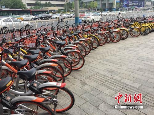 資料圖：路邊停放著多種共享單車。<a target='_blank' href='http://www.chinanews.com/' >中新網</a> 吳濤 攝