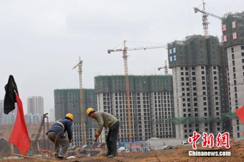 民工在一建筑工地作業(yè)。<a target='_blank' href='http://www.chinanews.com/'>中新社</a>記者 武俊杰 攝