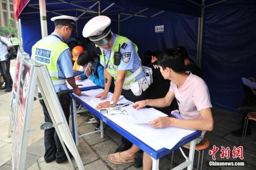 資料圖：昆明市交警支隊設(shè)點推行整治非機動車違法新模式》。<a target='_blank' href='http://www.chinanews.com/'>中新社</a>記者 劉冉陽 攝