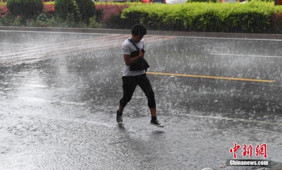 7月14日，蘭州連續(xù)幾日的高溫被一場(chǎng)突如其來(lái)的大雨澆灌，高溫暫時(shí)緩解。<a target='_blank' href='http://www.chinanews.com/'>中新社</a>記者 楊艷敏 攝