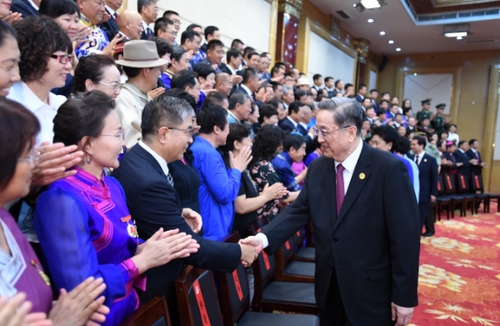 8月7日，中共中央政治局常委、全國(guó)政協(xié)主席、中央代表團(tuán)團(tuán)長(zhǎng)俞正聲在內(nèi)蒙古新城賓館會(huì)見(jiàn)內(nèi)蒙古自治區(qū)離退休老同志和各族各界群眾代表，并與他們合影留念。