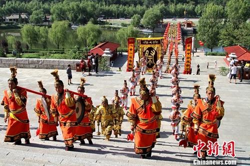 8月10日，丁酉年兩岸千名青年黃陵祭祖典禮在陜西黃帝陵舉行。來自臺灣的青年學生、基層青年民意代表及陜西高校的青年學生等千余人齊聚黃帝陵，祭拜人文初祖軒轅黃帝。<a target='_blank' href='http://www.chinanews.com/'>中新社</a>記者 田進 攝