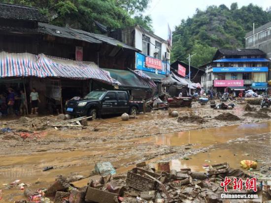 8月12日7時許，受強降雨影響，廣西柳州市融水苗族自治縣桿洞鄉(xiāng)桿洞村河段水位暴漲，超警戒水位0.97米洪水。洪水來勢洶洶，涌入當?shù)卣诮值溃瑢е虏糠稚啼仭⒆》勘谎停恍┪磥淼眉稗D(zhuǎn)移車輛被沖走。據(jù)融水官方介紹，當天7時許，桿洞村河段水位上漲至491米，僅僅十分鐘后暴漲至492.3米(警戒水位492米)。山洪暴發(fā)后，當?shù)厮蛔罡邼q至492.97米。由于洪水來得突然，許多受災(zāi)戶來不及搬離東西，街上多輛汽車被洪水沖走。7時35分，當?shù)卣畣泳o急預(yù)案、成立抗洪救災(zāi)組，迅速組織沿河群眾撤離，至7時50分左右已全部安全撤離，暫無人員傷亡報告。目前，該鄉(xiāng)仍有零星小雨，河水水位已回落至警戒水位以內(nèi)，當...