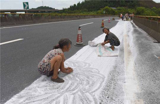 村民順走高速路上工業(yè)鹽2