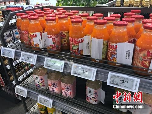 無(wú)人超市所售商品中，飲料居多。<a target='_blank' href='http://www.chinanews.com/' >中新網(wǎng)</a> 吳濤 攝