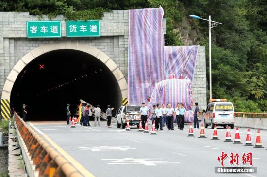 8月10日晚23時(shí)許，一輛牌號(hào)為豫C88858號(hào)的客車自成都駛往洛陽，途經(jīng)京昆高速公路安康段秦嶺一號(hào)隧道南口，撞向隧道口發(fā)生交通事故。目前已造成36人死亡13人受傷，傷者已送往當(dāng)?shù)蒯t(yī)院救治，事故調(diào)查工作正在進(jìn)行中。張遠(yuǎn) 攝