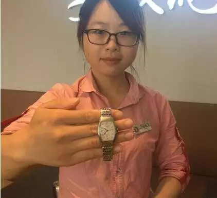 女子在飯店丟萬元名表 排列上萬手機(jī)號(hào)找出拾走者